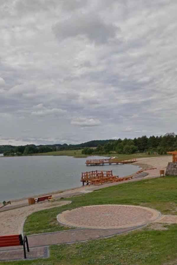 Domek letniskowy nad jeziorem Wiejskim Lakie Zewnętrze zdjęcie